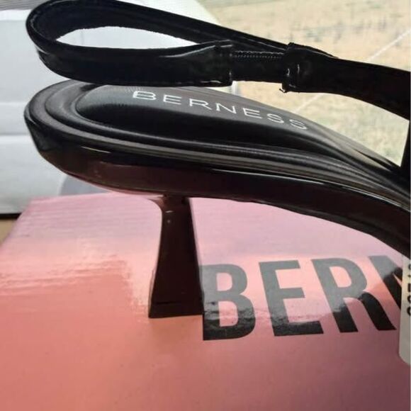 Berness Calliope02 Black Slingback Heels - Picture 3 of 3